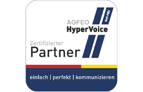 Quadratisches Logo mit weißem Hintergrund und abgerundeten Ecken. Oben rechts stehen zwei dunkelblaue, parallele Streifen schräg nebeneinander. Links davon befindet sich der Schriftzug 'AGFEO HyperVoice' in dunkler Schrift, wobei 'HyperVoice' hervorgehoben ist. Darunter steht 'Zertifizierter Partner' in schwarzer und grauer Schrift. Am unteren Rand verläuft ein dunkelblauer Balken mit den weißen Wörtern 'einfach | perfekt | kommunizieren'.
