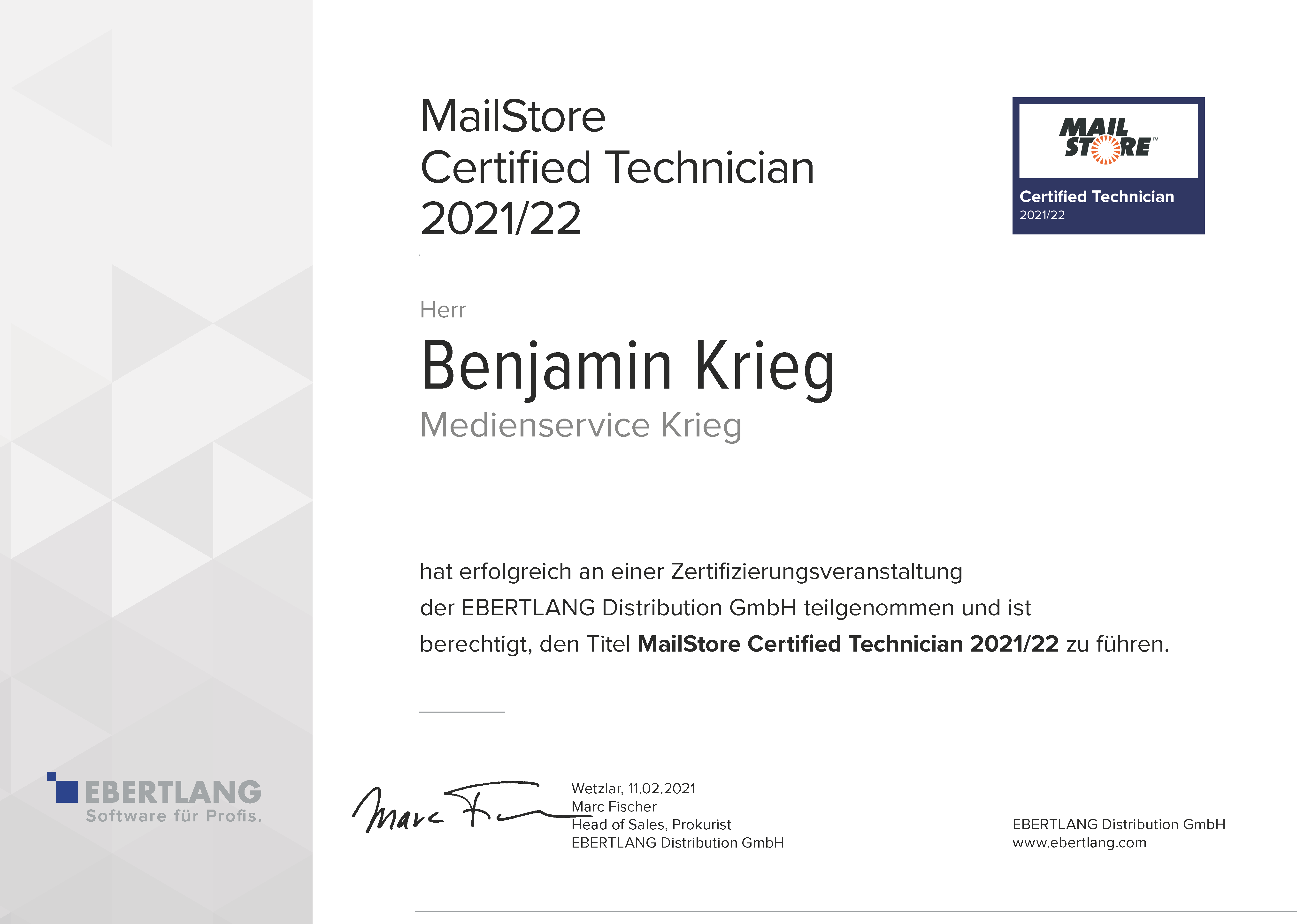 Ein Zertifikat für Benjamin Krieg als MailStore Certified Technician 2021/22, ausgestellt von der EBERTLANG Distribution GmbH, unterzeichnet von Marc Fischer am 1. Oktober 2021. Die Logos von MailStore und EBERTLANG sind sichtbar.