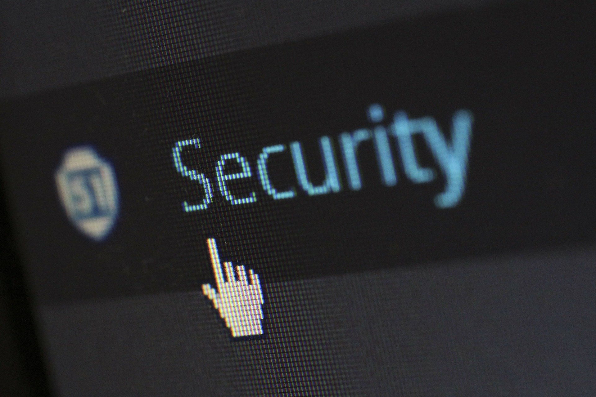 Auf einem Computerbildschirm wird das Wort Sicherheit mit einem verpixelten handförmigen Cursor angezeigt, der auf eine Online-Schutzoption von ESET Generation 2022 hinweist.