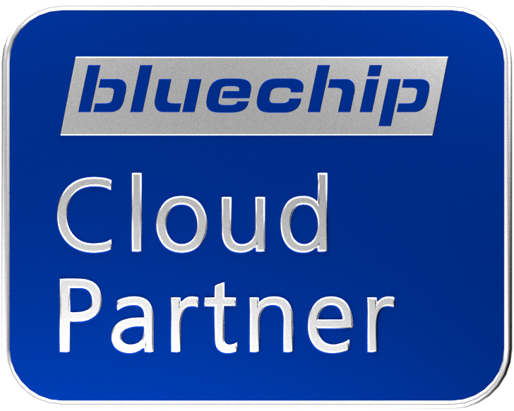 Ein blau-silbernes Schild mit dem Text bluechip oben und dem Partner Cloud Partner darunter.
