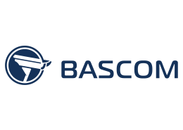 Ein Logo mit einer stilisierten Sicherheitskamera in einem Kreis, gefolgt von dem Wort BASCOM in fetten blauen Buchstaben auf hellem Hintergrund, symbolisiert einen zuverlässigen Sicherheitspartner.