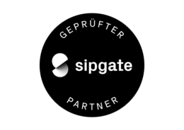 Schwarze runde Plakette mit weißem Schriftzug GEPRÜFTER PARTNER am Rand und dem sipgate Partner-Logo in der Mitte.
