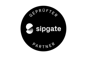 Schwarze runde Plakette mit weißem Schriftzug GEPRÜFTER PARTNER am Rand und dem sipgate Partner-Logo in der Mitte.