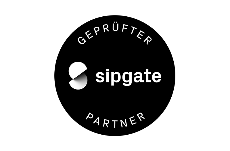 Schwarze runde Plakette mit weißem Schriftzug GEPRÜFTER PARTNER am Rand und dem sipgate Partner-Logo in der Mitte.