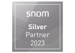 Silbernes quadratisches Abzeichen mit dem Text SNOM Silver Partner 2023 in weißer Schrift, das den offiziellen Partnerstatus für das Jahr 2023 hervorhebt.