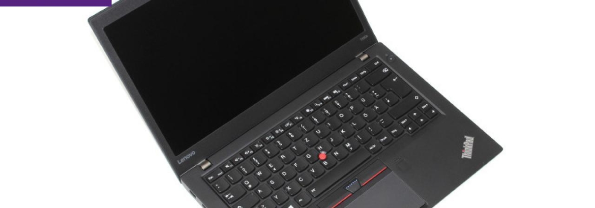 Ein schwarzer Lenovo ThinkPad-Laptop mit einem Windows 10 Pro-Aufkleber ist vor einem weißen Hintergrund geöffnet. Perfekt für diejenigen, die hochwertige gebrauchte Notebooks suchen, zeigt die Szene auch eine lila Box mit Windows 10 Pro und Microsoft-Logos.