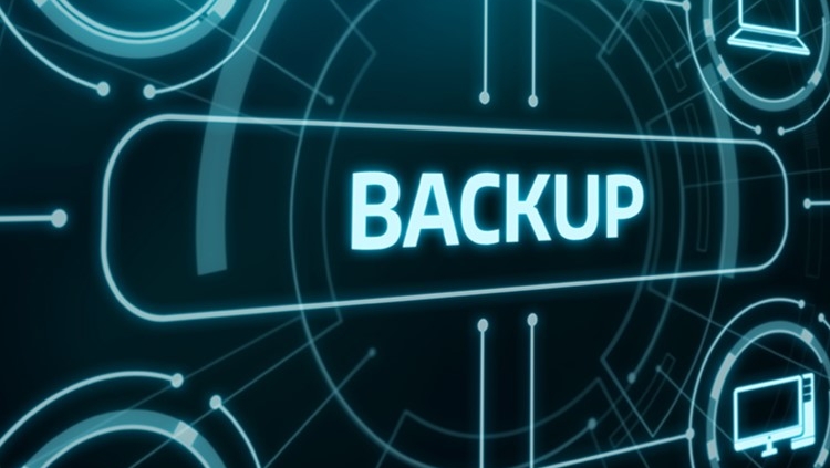 Eine digitale Grafik mit dem Wort BACKUP in der Mitte, umgeben von Symbolen von Computern, Laptops und Tablets, symbolisiert Datensicherung und Schutz über mehrere Geräte hinweg nach Stand der Technik.