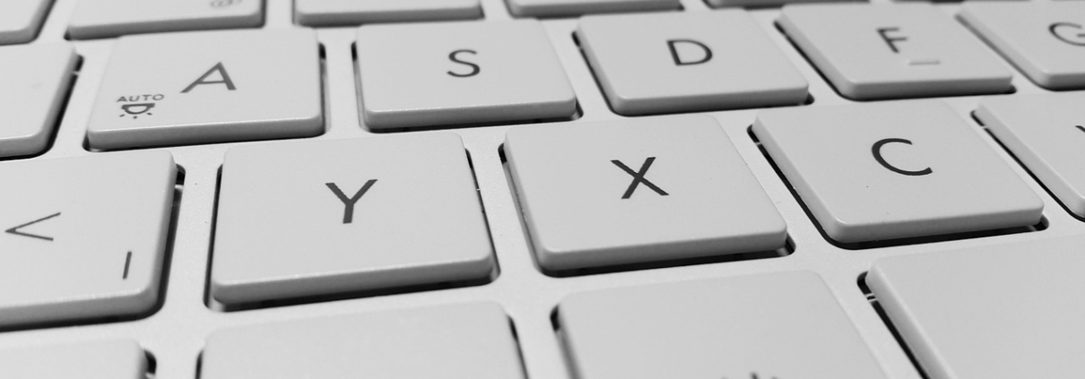 Nahaufnahme einer weißen Computertastatur mit Buchstabentasten, der Alt-Taste und einem Teil der Windows-Taste, wobei der Schwerpunkt auf dem QWERTY-Layout liegt - perfekt für die Verwendung mit Microsoft Office 2024, kein Abo erforderlich.