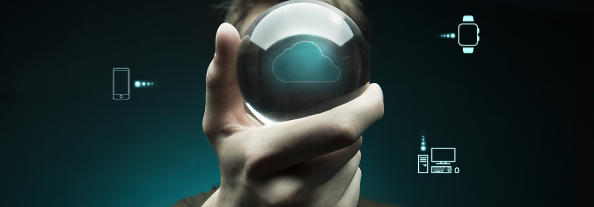 Eine Person hält eine Glaskugel mit einem Wolkensymbol in der Hand, umgeben von digitalen Symbolen für Smartphone, Smartwatch und Computer, die Cloud Computing, Gerätekonnektivität und cloudbasierte Sicherheit symbolisieren.