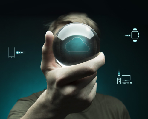 Eine Person hält eine Glaskugel mit einem Wolkensymbol in der Hand, umgeben von digitalen Symbolen für Smartphone, Smartwatch und Computer, die Cloud Computing, Gerätekonnektivität und cloudbasierte Sicherheit symbolisieren.