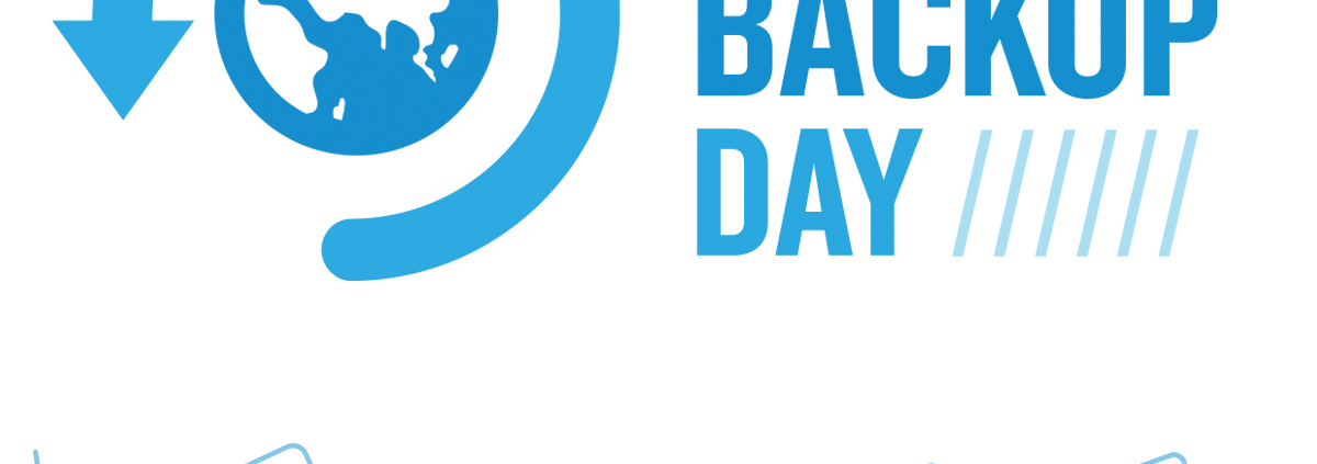 Blaues World Backup Day-Logo mit einer Weltkugel und einem kreisförmigen Pfeil neben dem fetten Text "World Backup Day". Darunter befinden sich hellblaue Sicherungssymbole - Dateien, Fotos, Musik, E-Mail und Geräte - auf einem sauberen weißen Hintergrund.