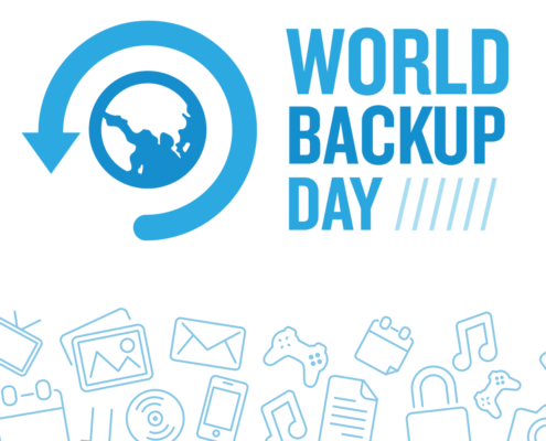Blaues World Backup Day-Logo mit einer Weltkugel und einem kreisförmigen Pfeil neben dem fetten Text "World Backup Day". Darunter befinden sich hellblaue Sicherungssymbole - Dateien, Fotos, Musik, E-Mail und Geräte - auf einem sauberen weißen Hintergrund.