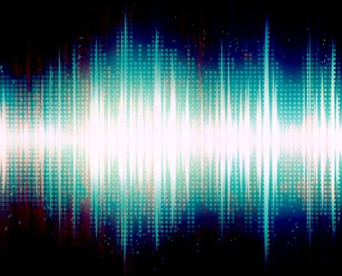 Digitaler Soundwave-Visualisierer mit vertikalen blauen und weißen Balken und Punkten auf dunklem Hintergrund, die Audiofrequenzen oder einem Musik-Equalizer ähneln - ideal für Themen, die KI oder moderne Voice-Cloning-Technologie erforschen.