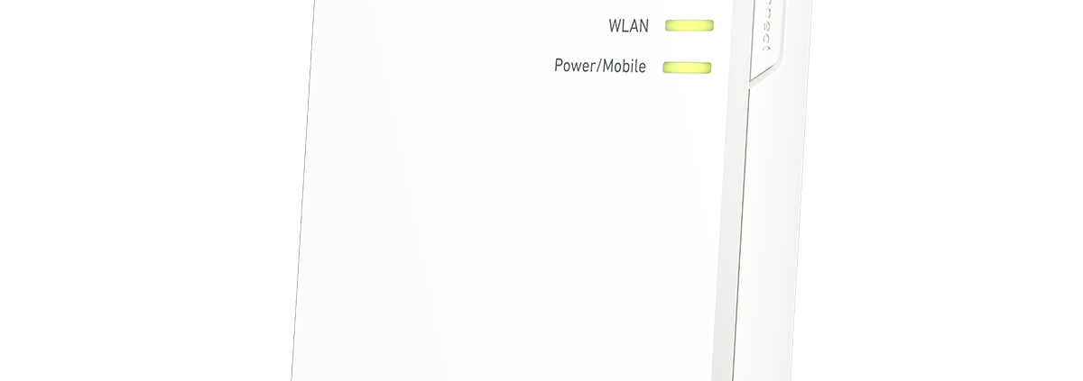 Eine weiße FRITZ!Box mit rotem Sockel, drei grünen Kontrollleuchten und beschrifteten Bereichen für WLAN und Power/Mobile steht aufrecht vor weißem Hintergrund - ideal für 5G-Konnektivität im Innen- oder Außeneinsatz.