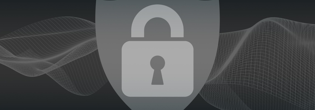 Ein graues Vorhängeschloss in einem Schildsymbol ist auf einem dunklen Hintergrund mit abstrakten, wellenförmigen Netzlinien zentriert und symbolisiert den Schutz vor neuen Bedrohungen und Cybergefahren im Jahr 2026.