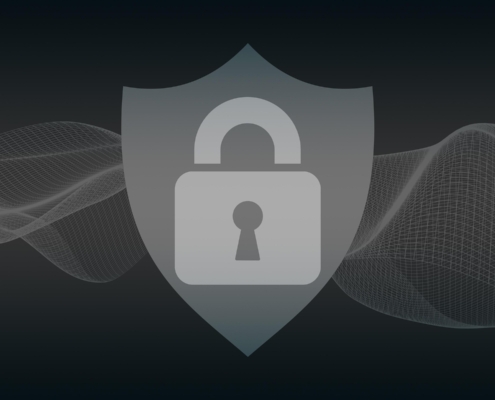 Ein graues Vorhängeschloss in einem Schildsymbol ist auf einem dunklen Hintergrund mit abstrakten, wellenförmigen Netzlinien zentriert und symbolisiert den Schutz vor neuen Bedrohungen und Cybergefahren im Jahr 2026.