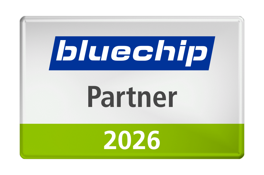 Ein rechteckiges Abzeichen mit einem blauen Bluechip-Logo oben, dem Wort Partner in der Mitte und 2026 in großer weißer Schrift auf grünem Hintergrund am unteren Rand.